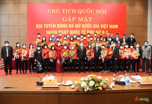 Chủ tịch Quốc hội Vương Đình Huệ chúc mừng đội tuyển bóng đá nữ Việt Nam